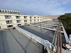 איטום גגות חדרי אכסניית אנ״א אילת.